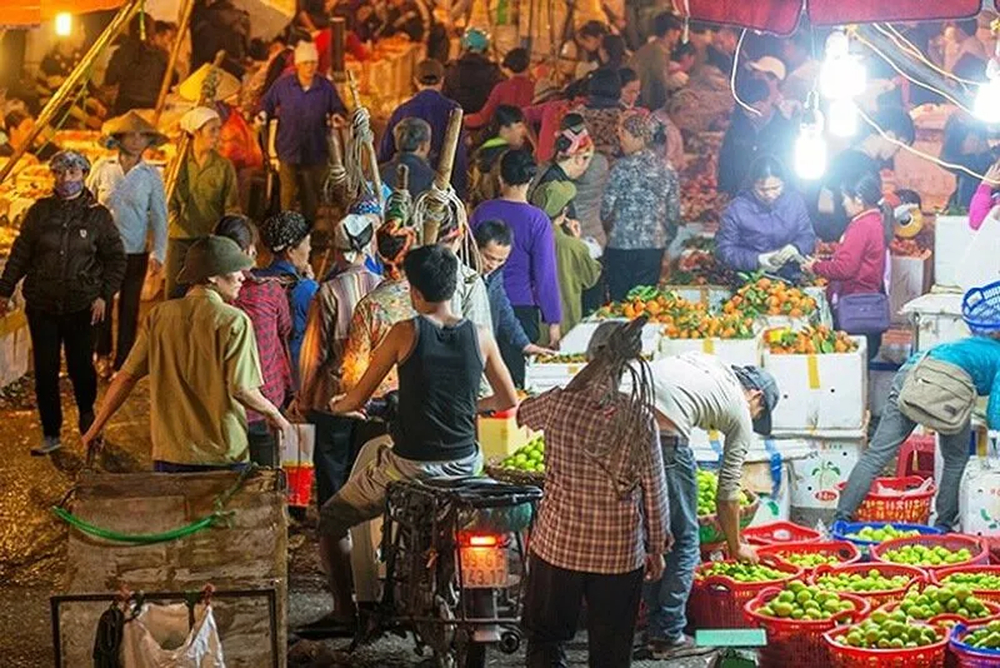 Không khí tấp nập tại khu bán rau, củ, quả chợ Long Biên